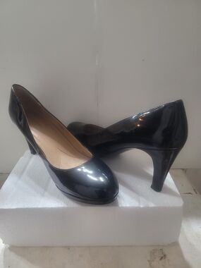 Naturalizer Black Patent Round-Toe Pump